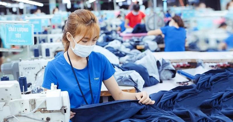 Hình ảnh minh họa các yếu tố giúp cải thiện cán cân thương mại, bao gồm các biểu tượng cho sản xuất, xuất khẩu, đàm phán thương mại, chất lượng sản phẩm.